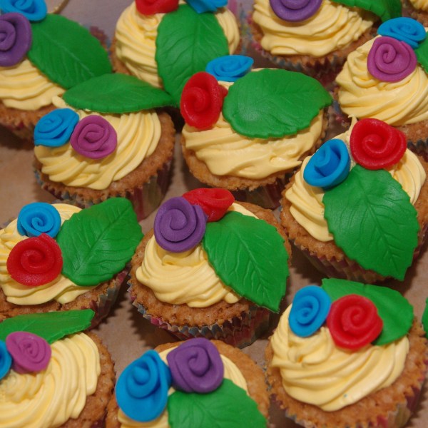 vrolijke lente cupcakes met swiss merengue botercreme swirl en roosjes