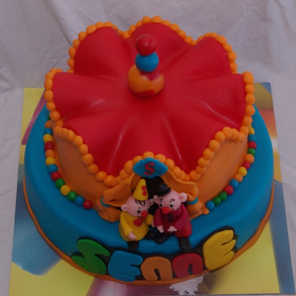 bumba taart met wavy edge en bumbafiguurtjes