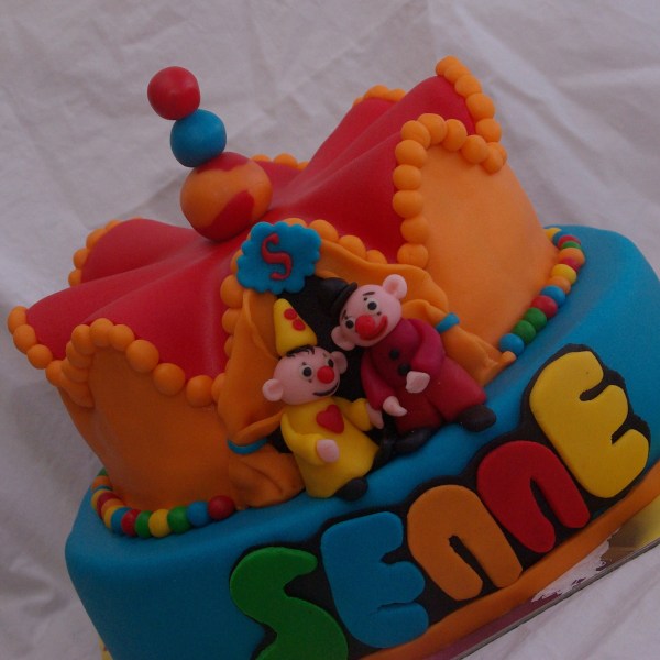 bumba taart met wavy edge en bumbafiguurtjes