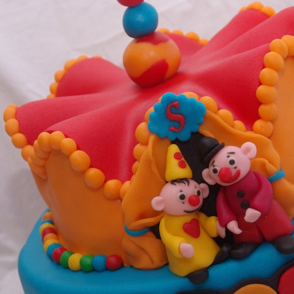 bumba taart met wavy edge en bumbafiguurtjes