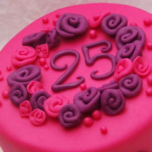 paars roze taart met bloemen