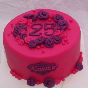 roze taart met paarse en roze bloemen