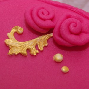 roze met gouden taart