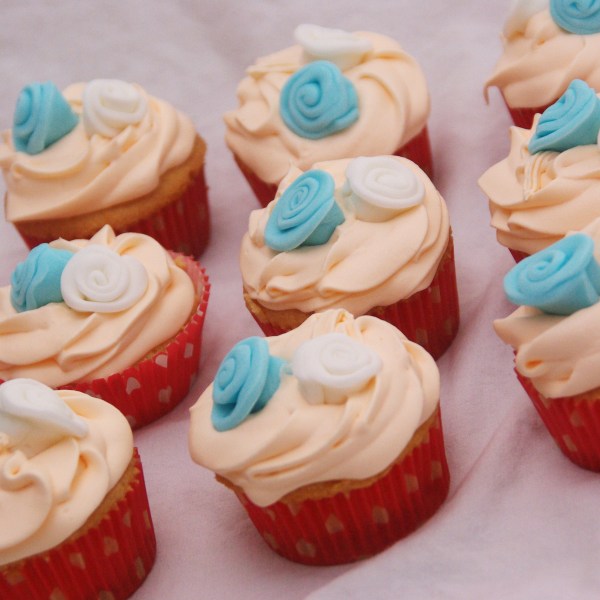 kleine cupcakes met swiss meringue botercreme toef en fondant roosjes
