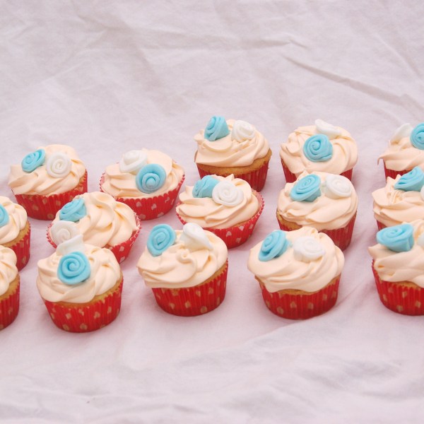 kleine cupcakes met swiss meringue botercreme toef en fondant roosjes