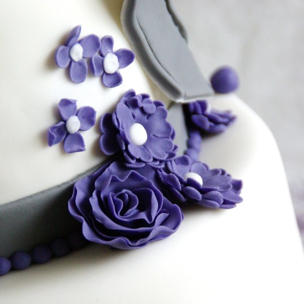 bruidstaart tweelaags, met fondant strik en rozen