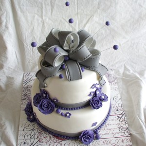 bruidstaart tweelaags, met fondant strik en rozen