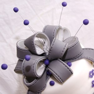 bruidstaart tweelaags, met fondant strik en rozen