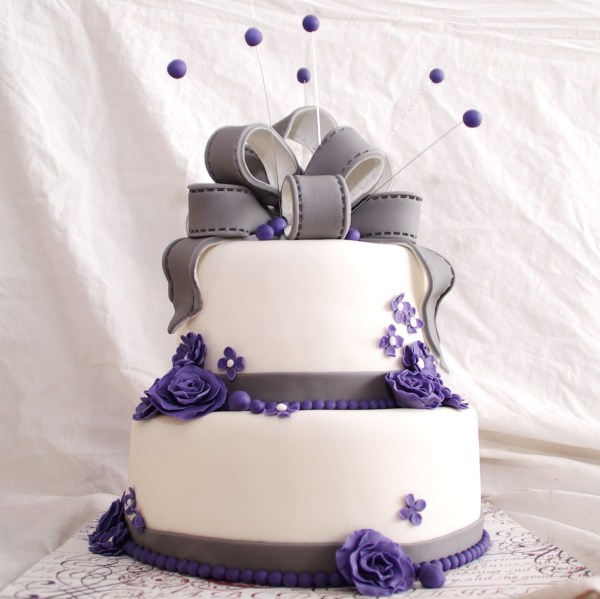 bruidstaart tweelaags, met fondant strik en rozen