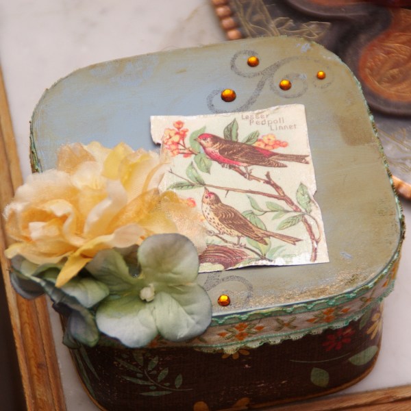 doosje met bloemversiering