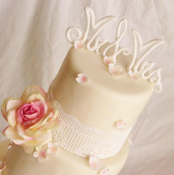 bruidstaart met gumpaste rozen