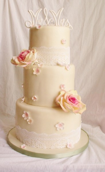 bruidstaart met gumpaste rozen