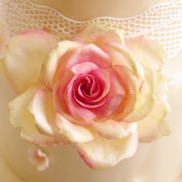 bruidstaart met gumpaste rozen