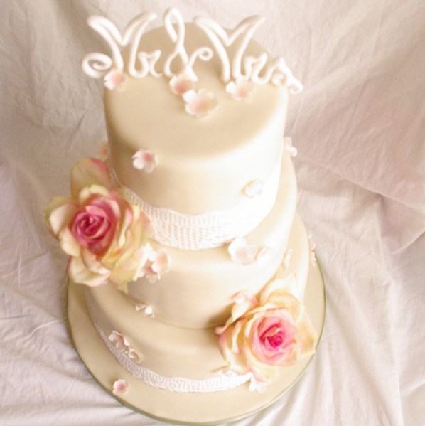 bruidstaart met gumpaste rozen