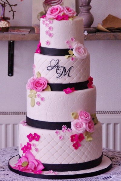 bruidstaart met eenvoudig bloemwerk