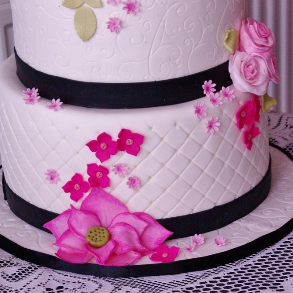 bruidstaart met eenvoudig bloemwerk