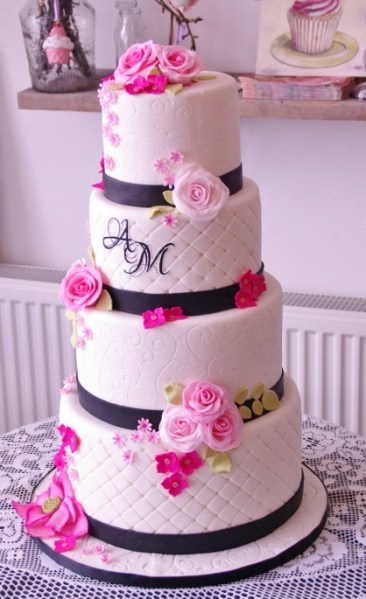 bruidstaart met eenvoudig bloemwerk