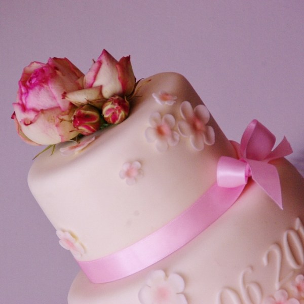 bruidstaart met echte bloemen