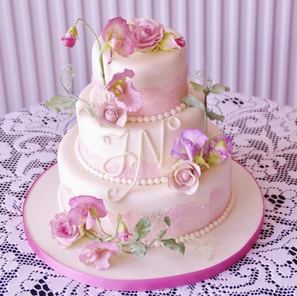 bruidstaart met gumpaste bloemwerk