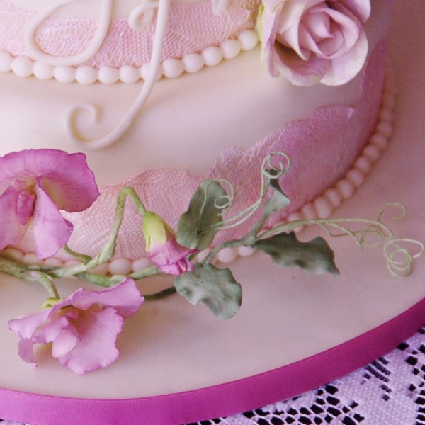 bruidstaart met gumpaste bloemwerk