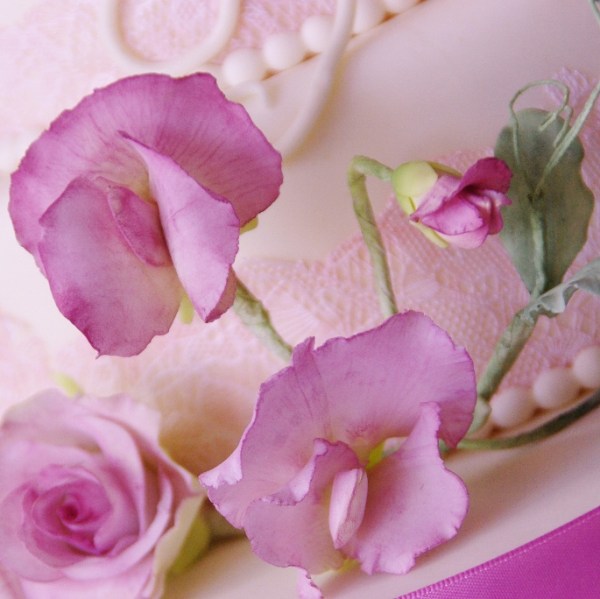 bruidstaart met gumpaste bloemwerk