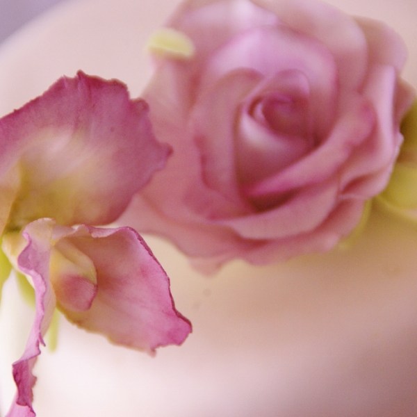 bruidstaart met gumpaste bloemwerk