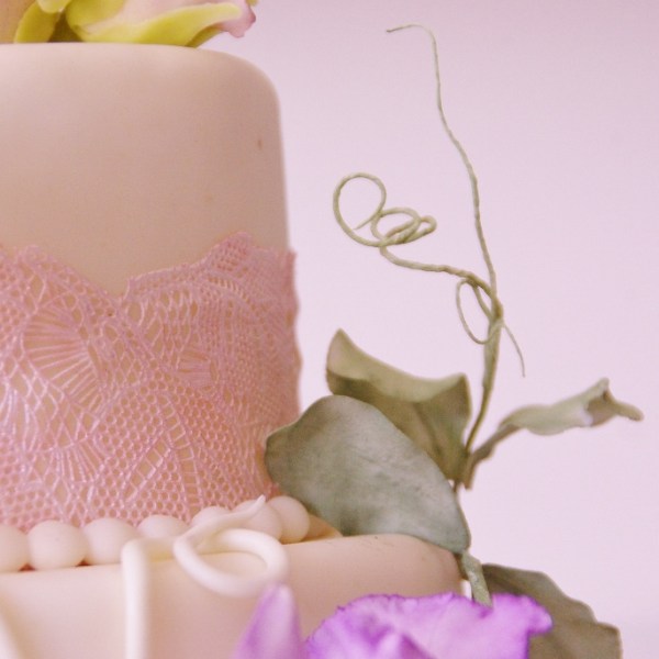 bruidstaart met gumpaste bloemwerk