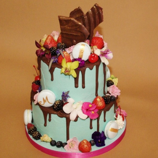 no fondant allowed red velvet en witte chocolade met eetbare bloemen en vers fruit