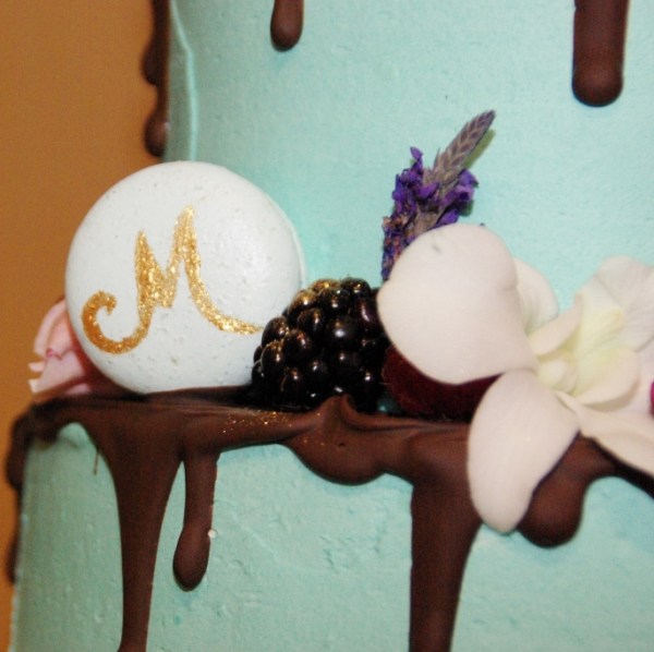 no fondant allowed red velvet en witte chocolade met eetbare bloemen en vers fruit