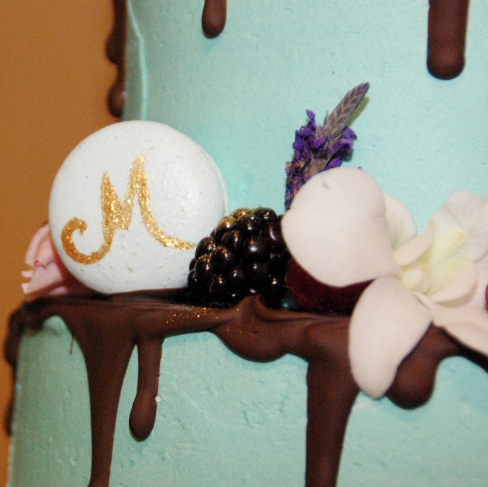 no fondant allowed red velvet en witte chocolade met eetbare bloemen en vers fruit