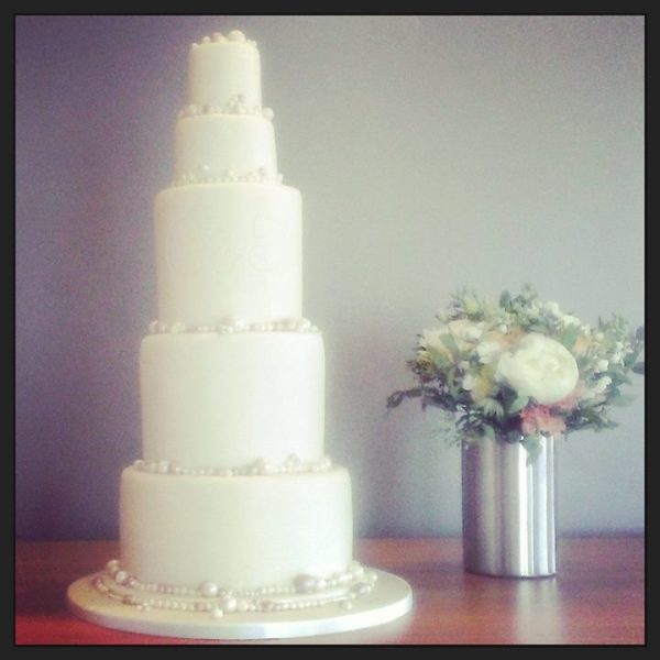 bruidstaart met parels en initialen